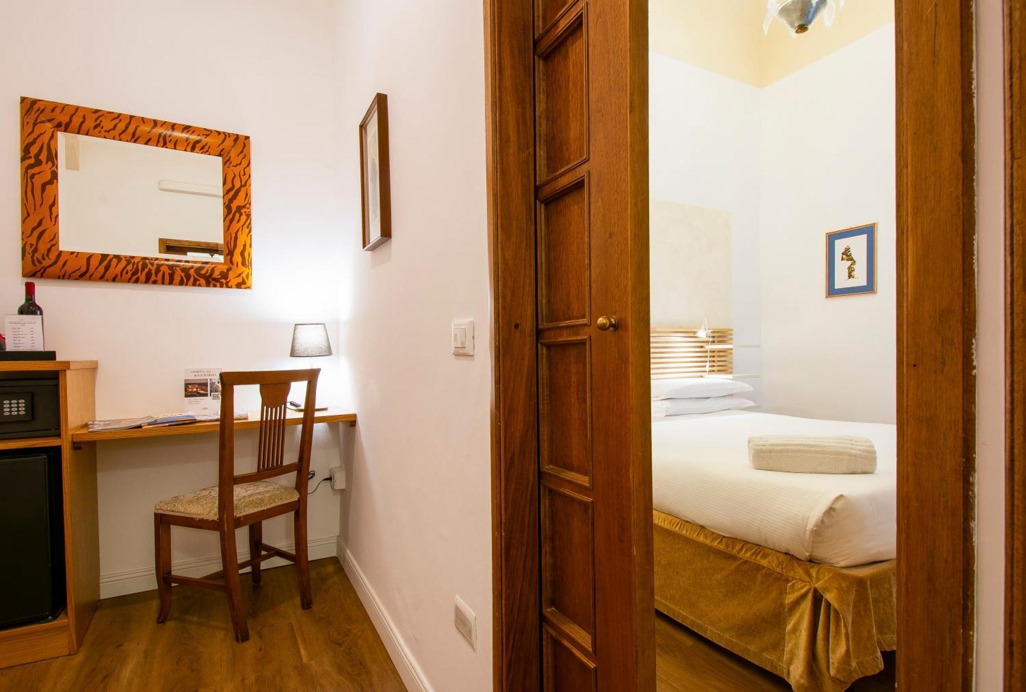 N4U Guest House Флоренція Екстер'єр фото